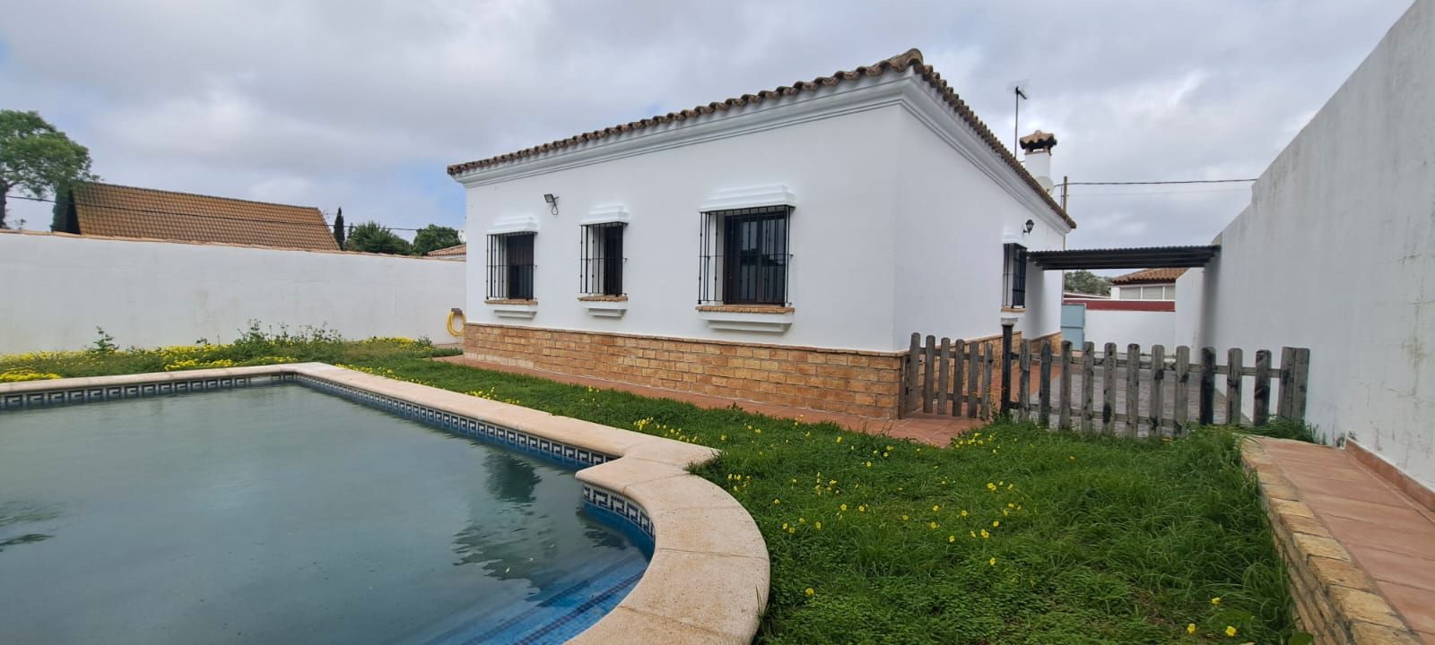 Exterior view of House or chalet for sale in Chiclana de la Frontera  with Air Conditioner, Private garden and Swimming Pool