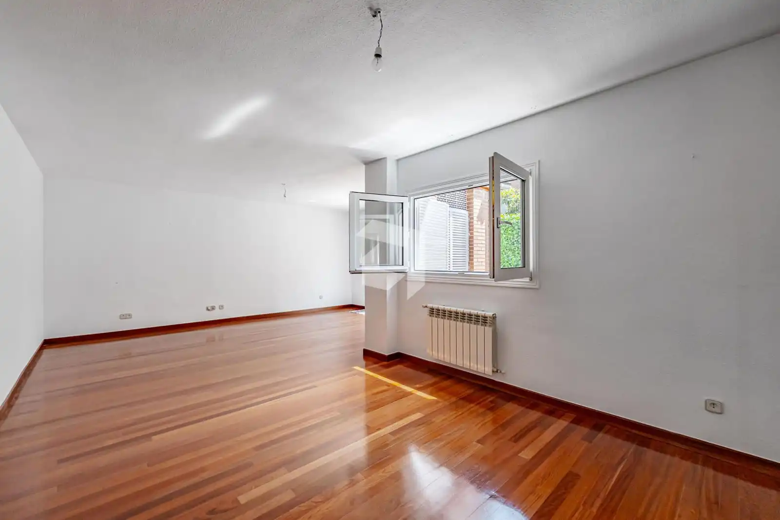 Sala d'estar de Casa adosada en venda en Pozuelo de Alarcón amb Aire condicionat, Calefacció i Jardí privat