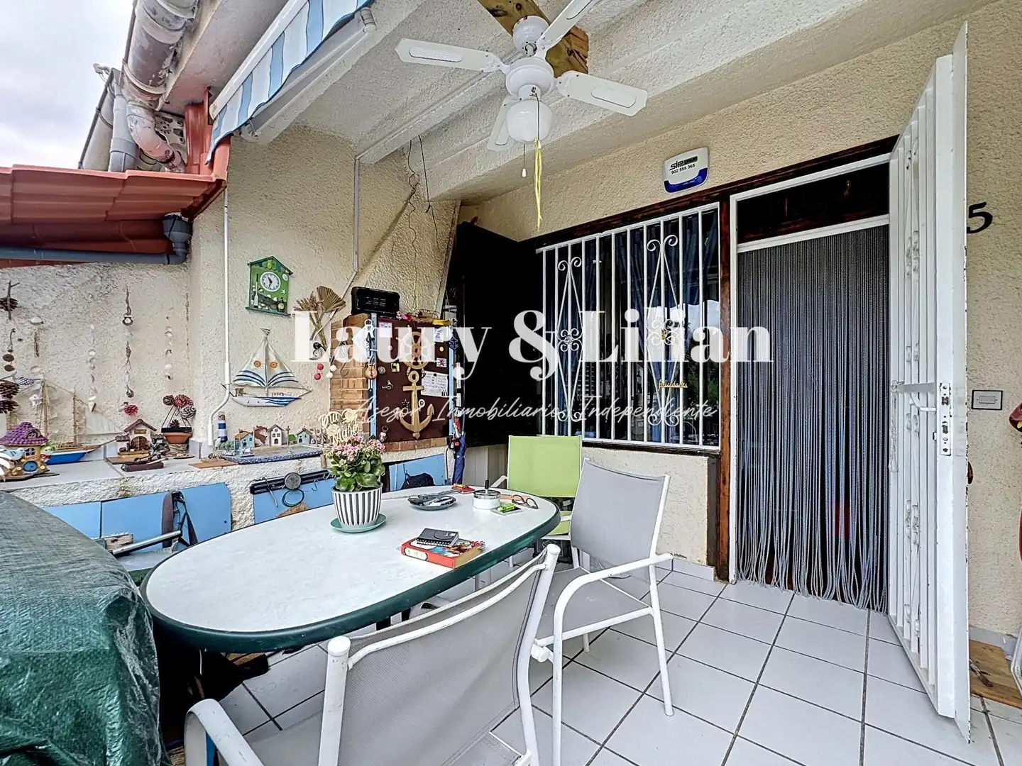 Terrasse von Einfamilien-Reihenhaus zum Verkauf in Empuriabrava mit Heizung