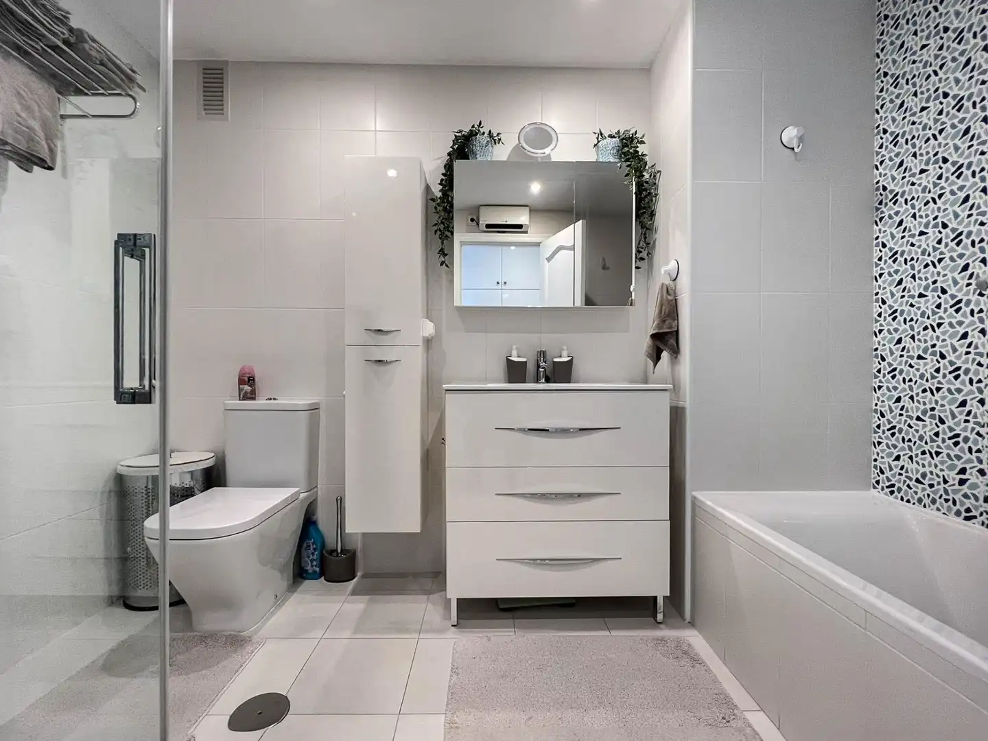 Bathroom of Apartments for sale in L'Alfàs del Pi  with Air Conditioner, Private garden and Terrace