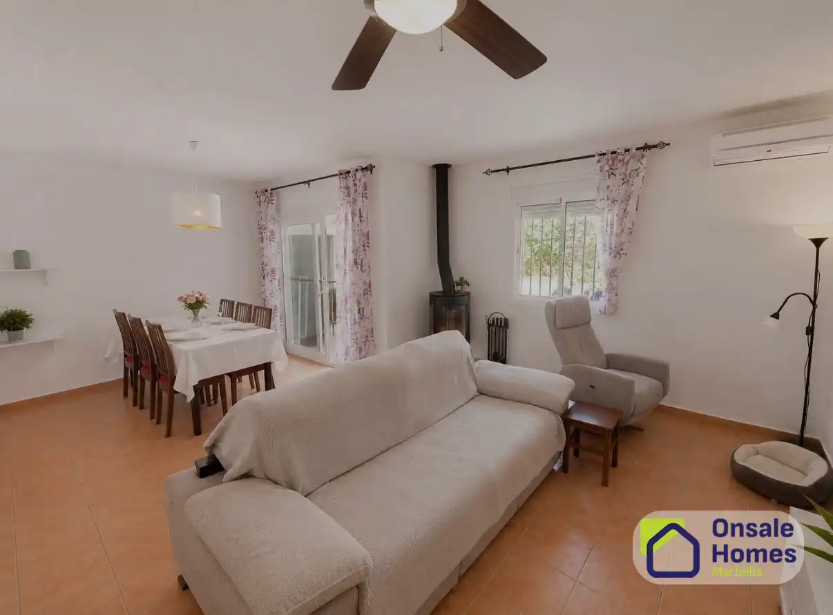 Living room of Detached homes for sale in Fuengirola  with Air Conditioner, Terrace and Balcony