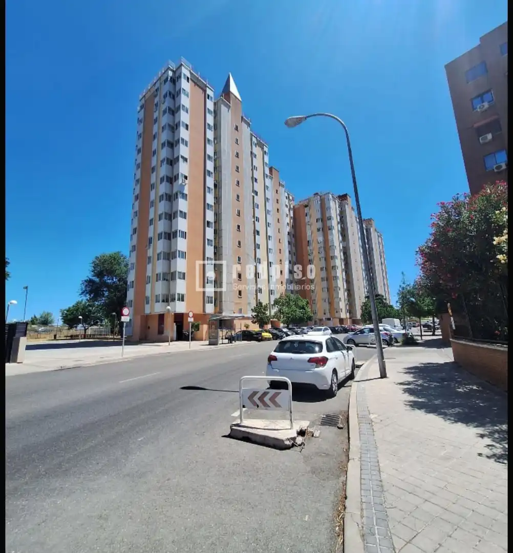 Vista exterior de Pis en venda en Madrid amb Calefacció, Parquet i Terrassa