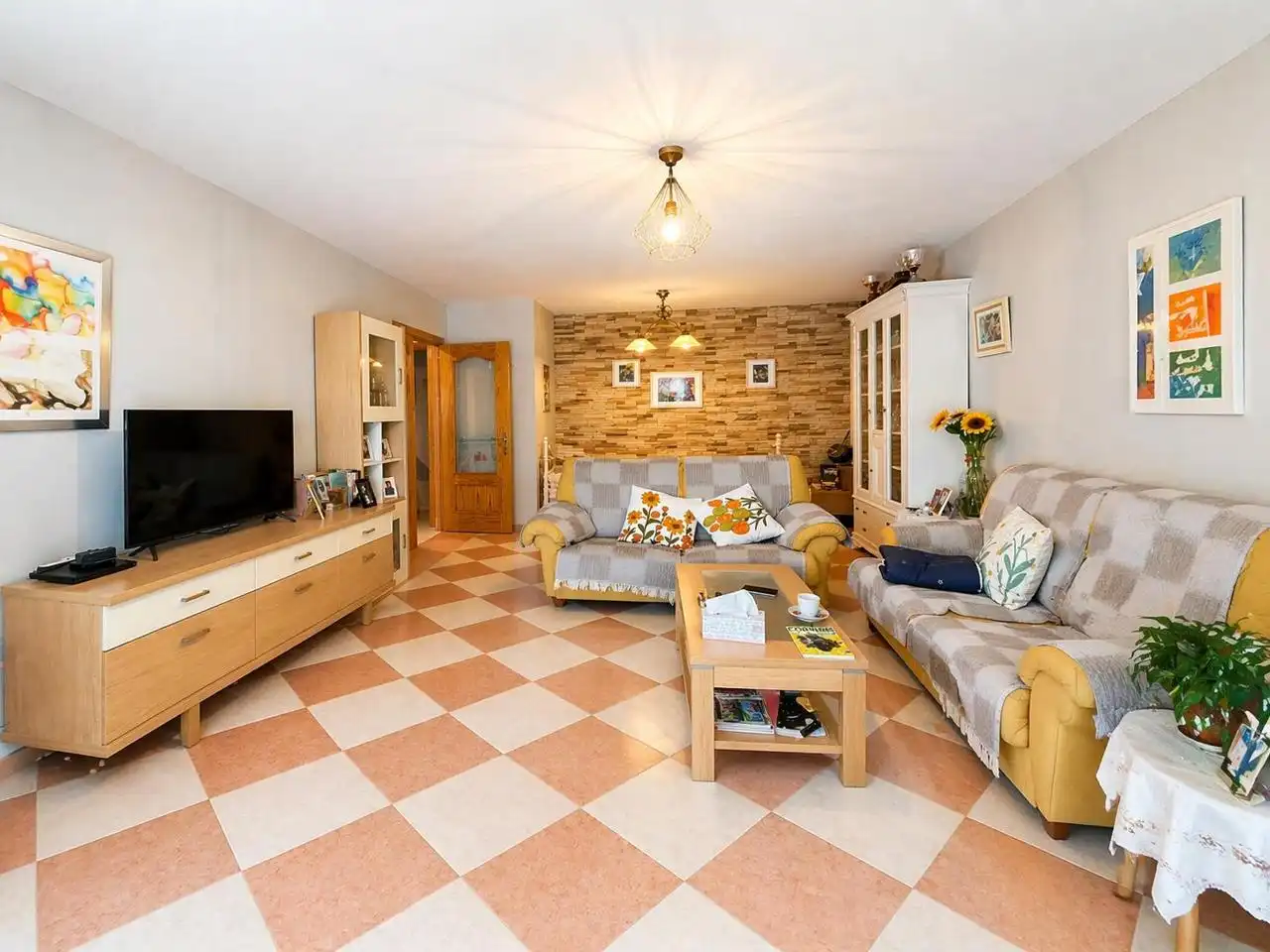 Sala d'estar de Casa adosada en venda en Palazuelos de Eresma amb Calefacció, Jardí privat i Terrassa