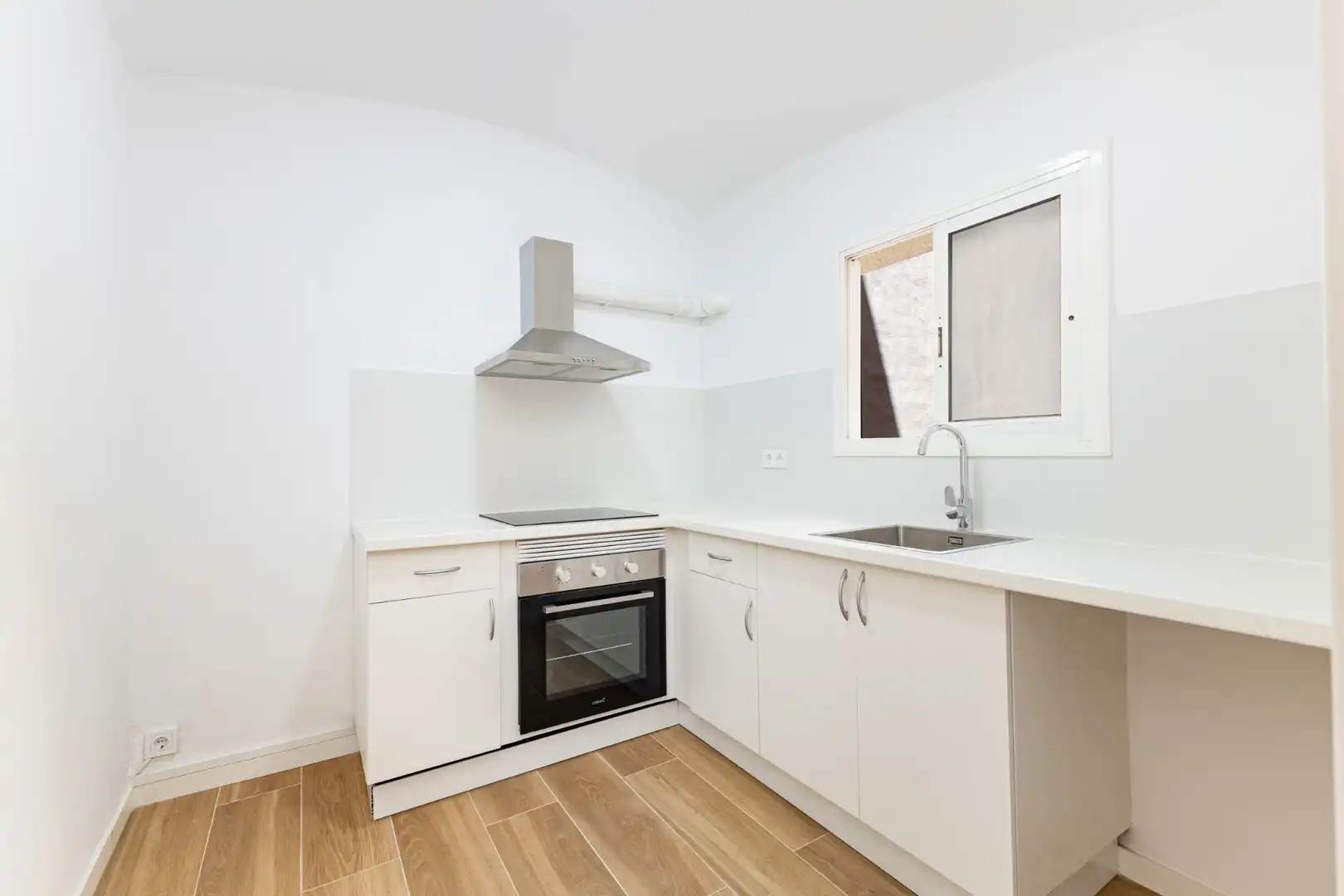 Cocina de Piso en venta en L'Hospitalet de Llobregat con Parquet, Horno y Balcón