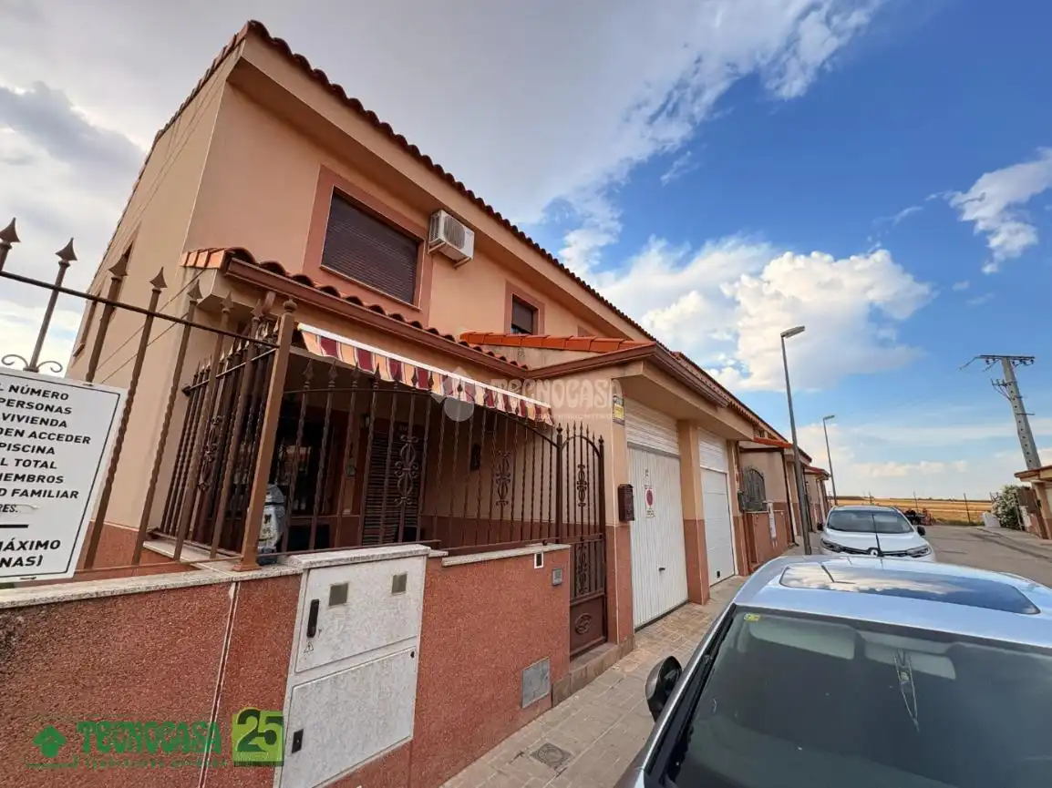 Vista exterior de Casa adosada en venda en Villatobas amb Aire condicionat i Calefacció