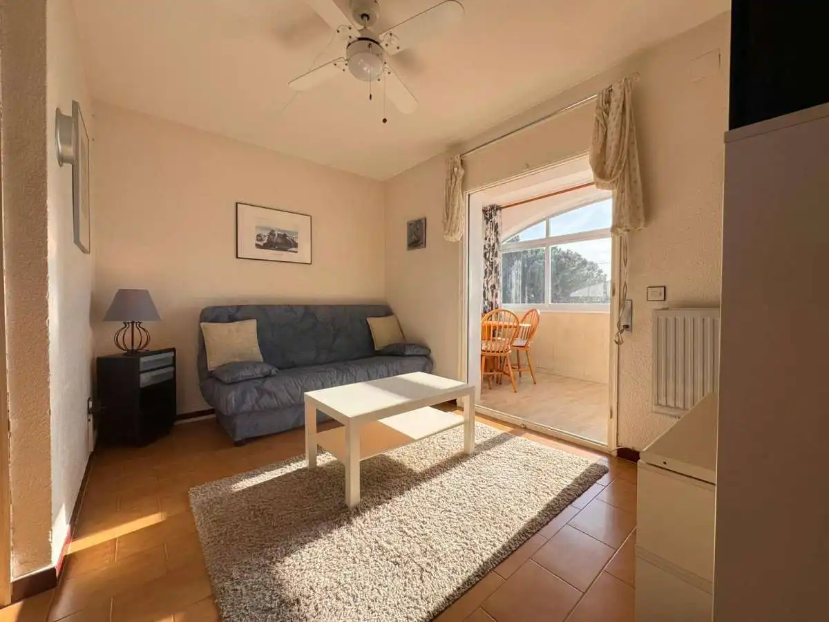 Sala de estar de Piso en venta en Roses con Piscina comunitaria