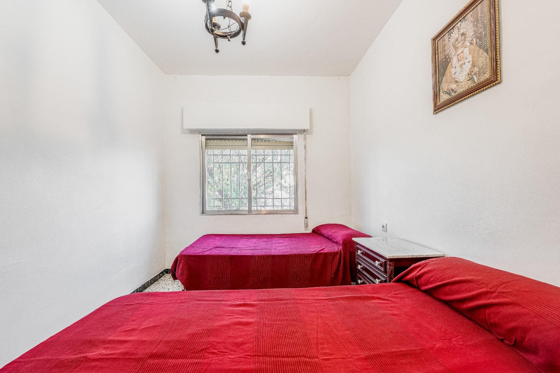 Dormitori de Casa adosada en venda en El Ronquillo amb Aire condicionat i Jardí privat