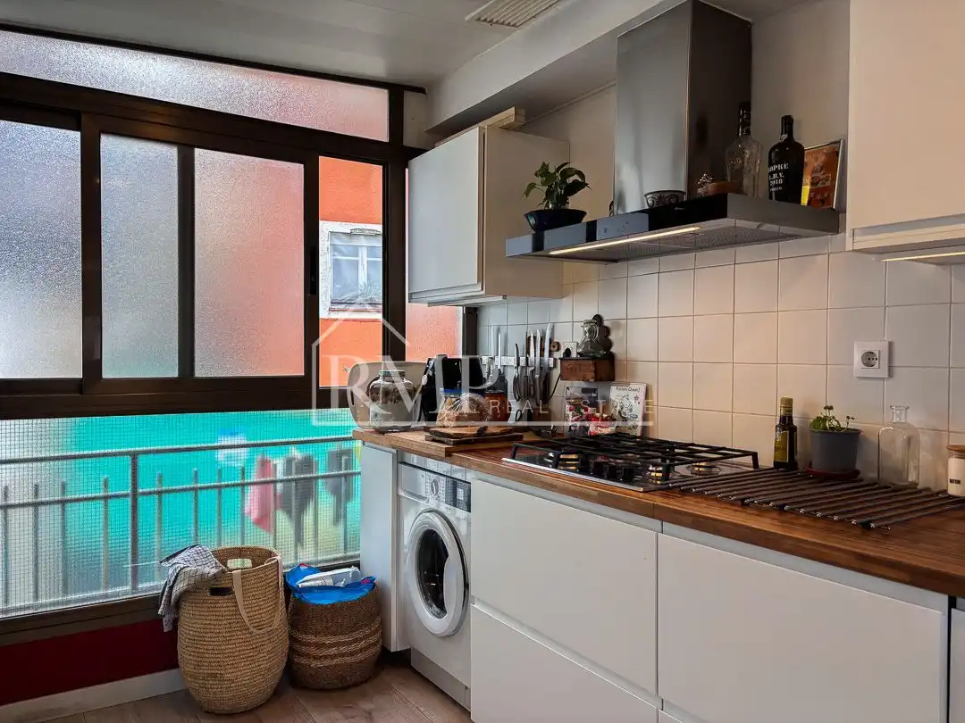Küche von Dachboden zum Verkauf in Barcelona mit Heizung, Terrasse und Abstellraum
