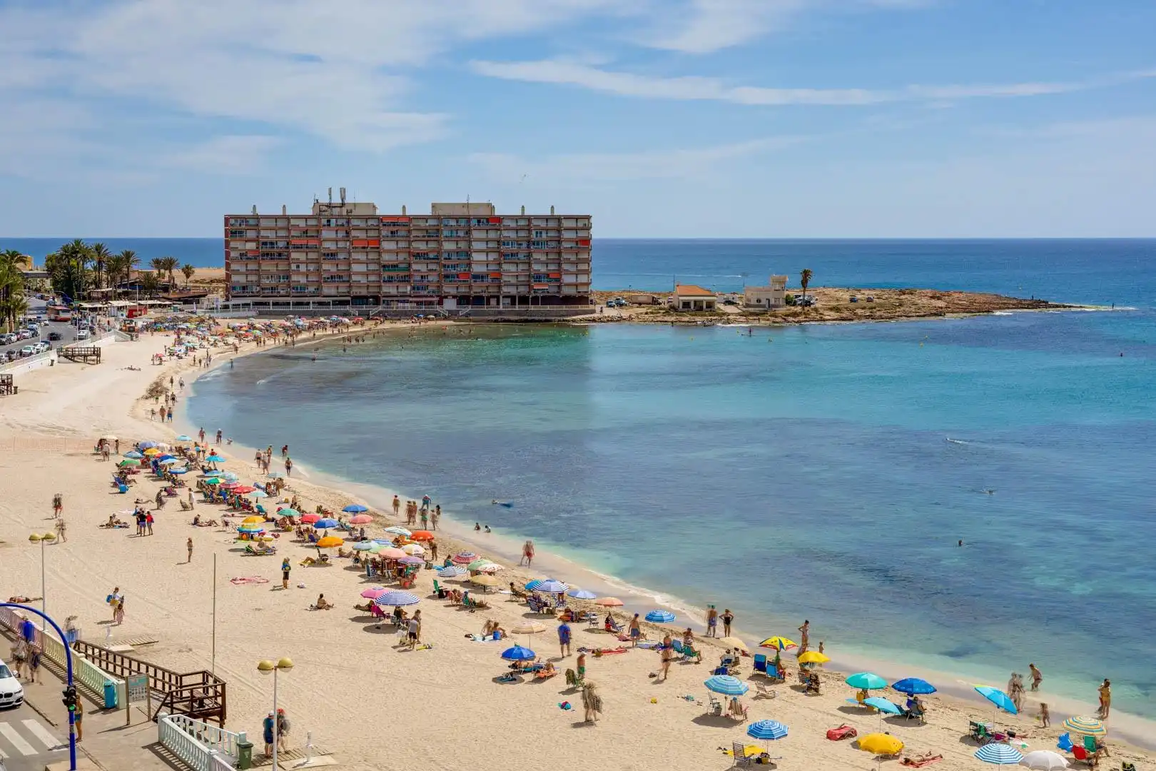 Vista exterior de Casa o xalet en venda en Torrevieja amb Aire condicionat, Jardí privat i Terrassa