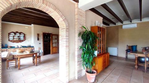 Chalet con encanto y gran porche con vistas, piscina y esencia mediterránea junto a Castalla