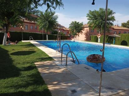 Piscina de Casa adosada en venda en Montequinto amb Aire condicionat i Terrassa