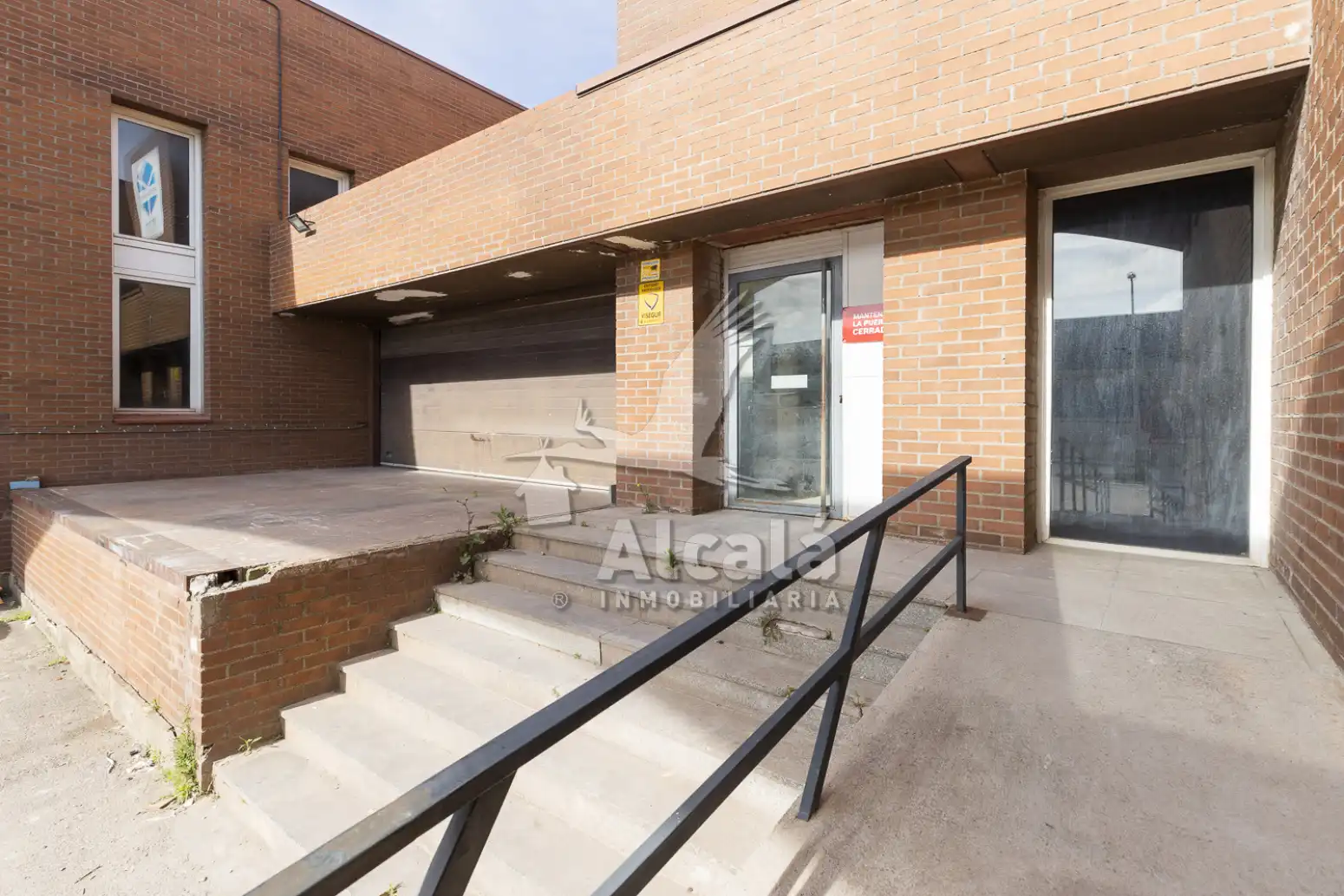 Vista exterior de Nave industrial en venta en Alcalá de Henares