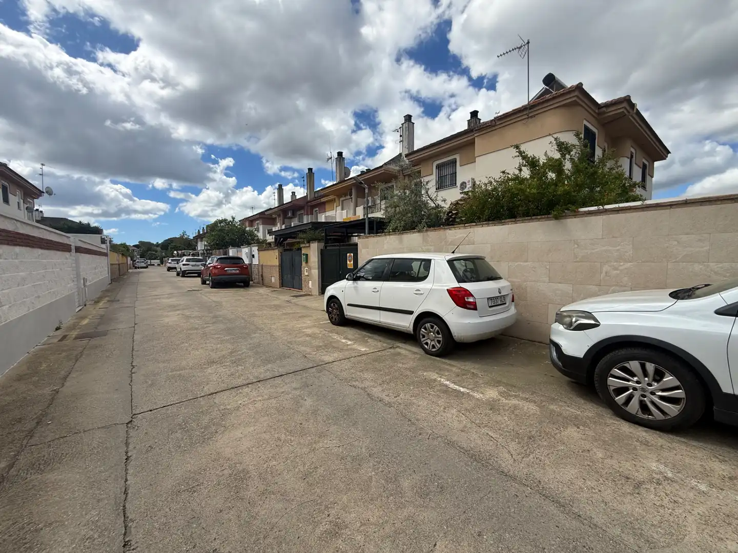 Parkplatz von Einfamilien-Reihenhaus zum Verkauf in Aljaraque mit Klimaanlage, Heizung und Privatgarten
