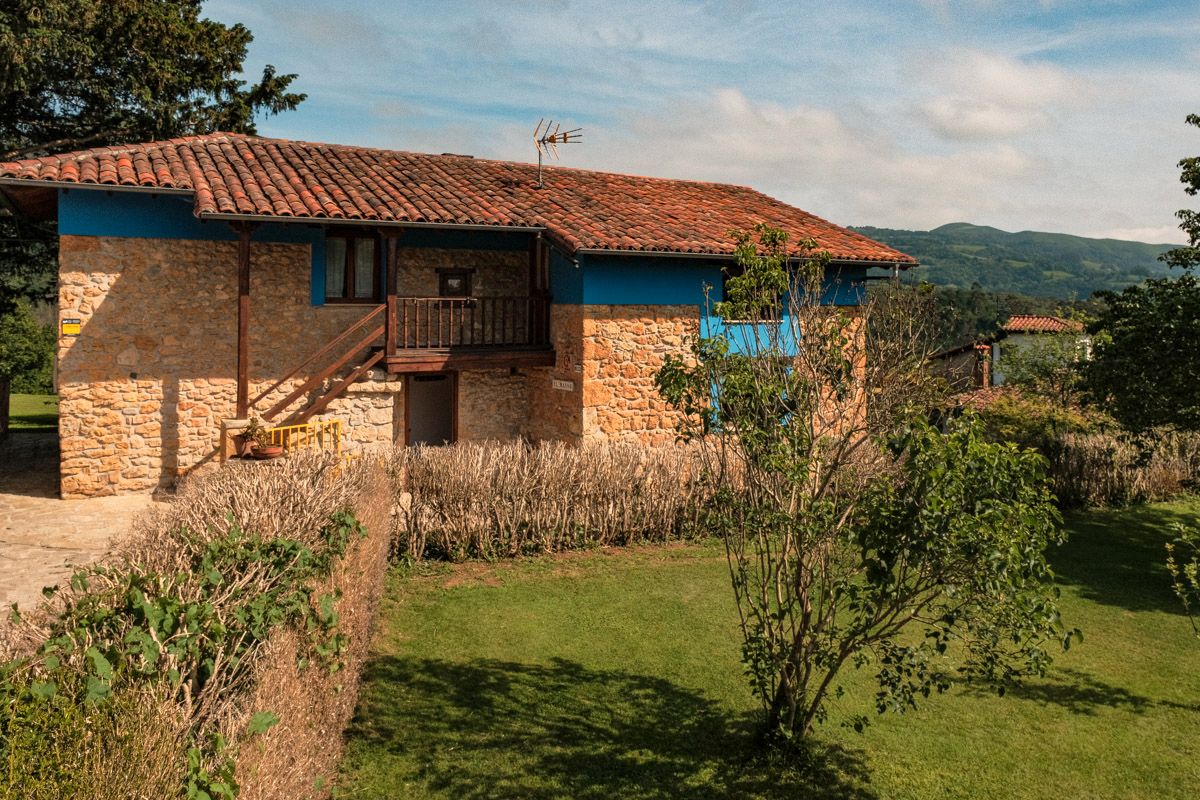 Vista exterior de Casa o xalet en venda en Piloña amb Jardí privat, Parquet i Balcó