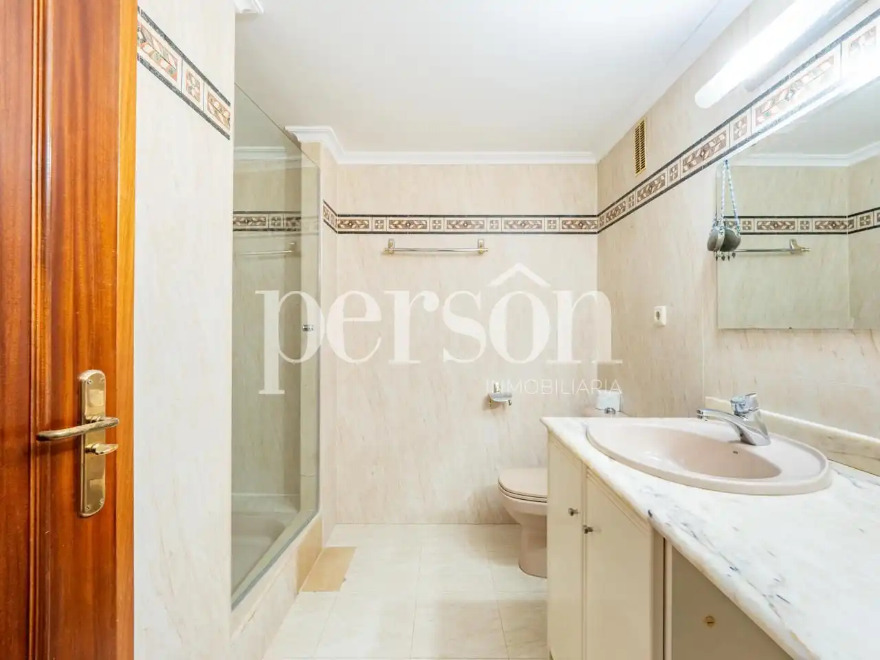 Baño de Piso de alquiler en Valencia con Aire acondicionado, Parquet y Amueblado