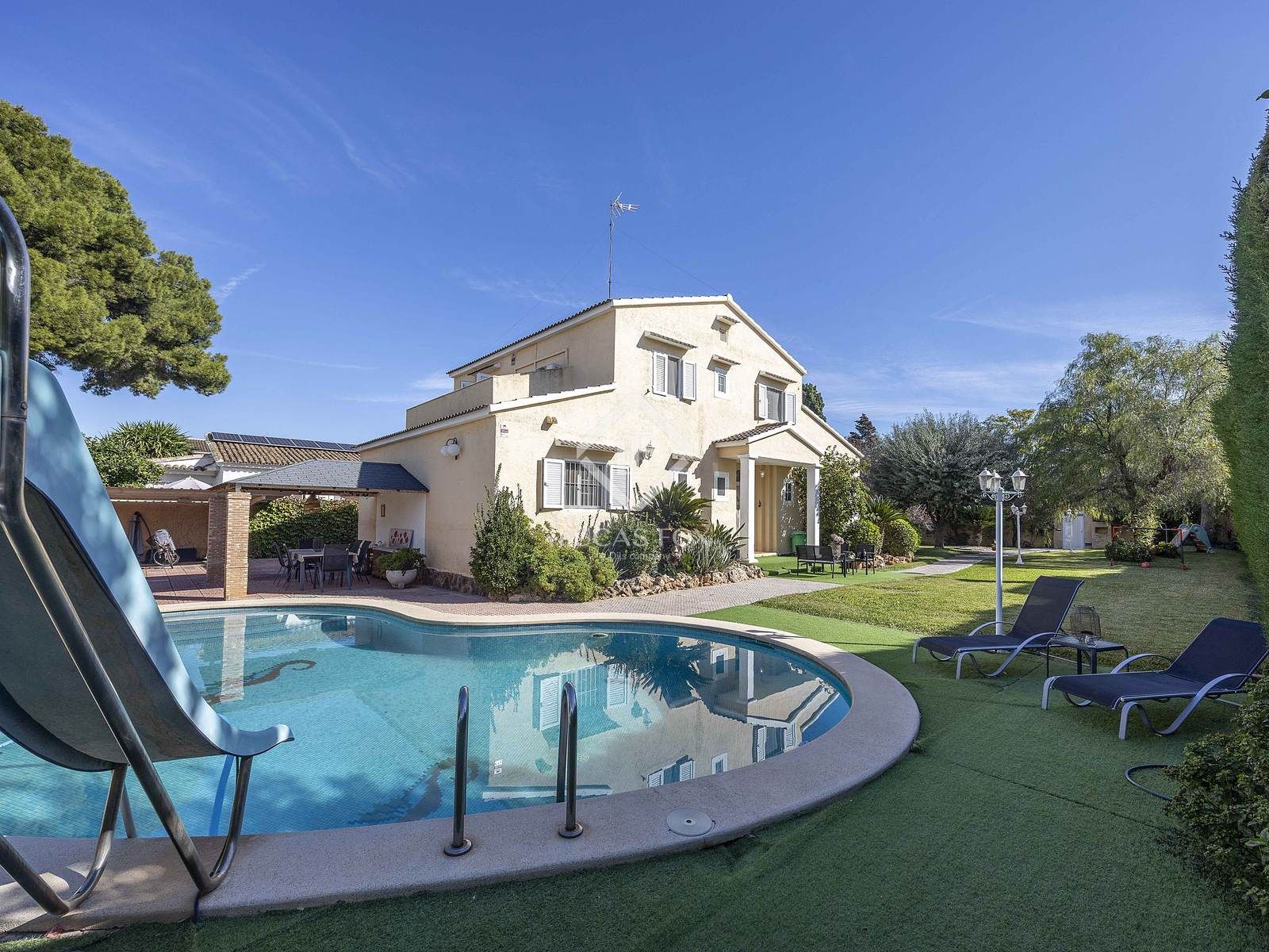 Piscina de Casa o xalet en venda en Chiva amb Aire condicionat, Calefacció i Jardí privat