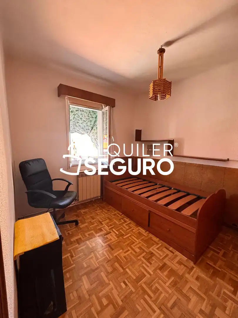 Schlafzimmer von Wohnung zur Miete in Madrid mit Klimaanlage, Heizung und Möbliert