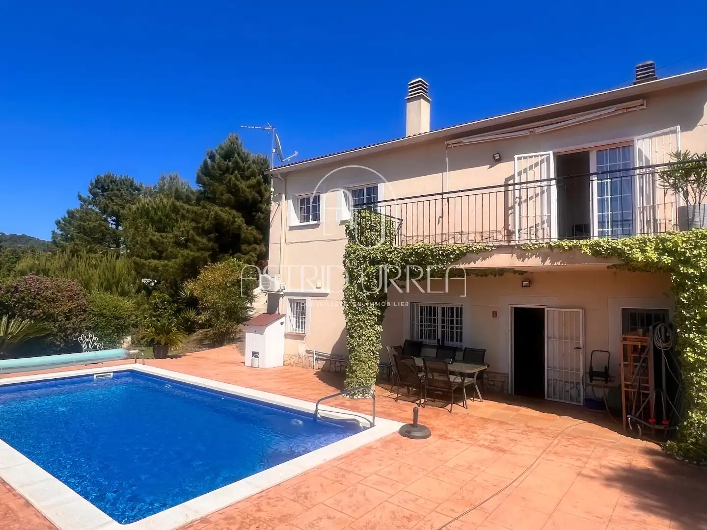 Casa amb piscina en venda a Carrer Òrbita 3