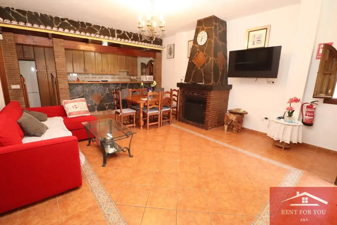 Sala d'estar de Casa o xalet de lloguer en Alozaina amb Aire condicionat, Jardí privat i Piscina