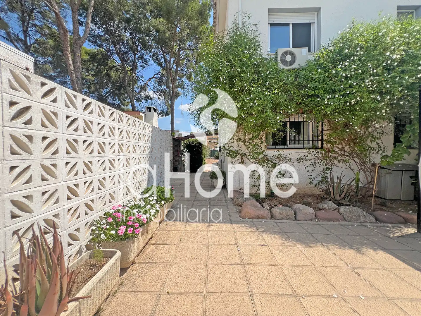 Vista exterior de Casa o xalet en venda en Paterna amb Aire condicionat, Jardí privat i Terrassa