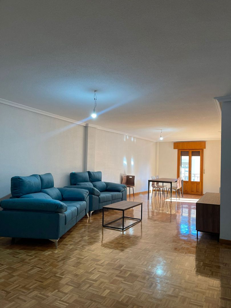 Sala d'estar de Pis de lloguer en Plasencia amb Calefacció, Moblat i Balcó