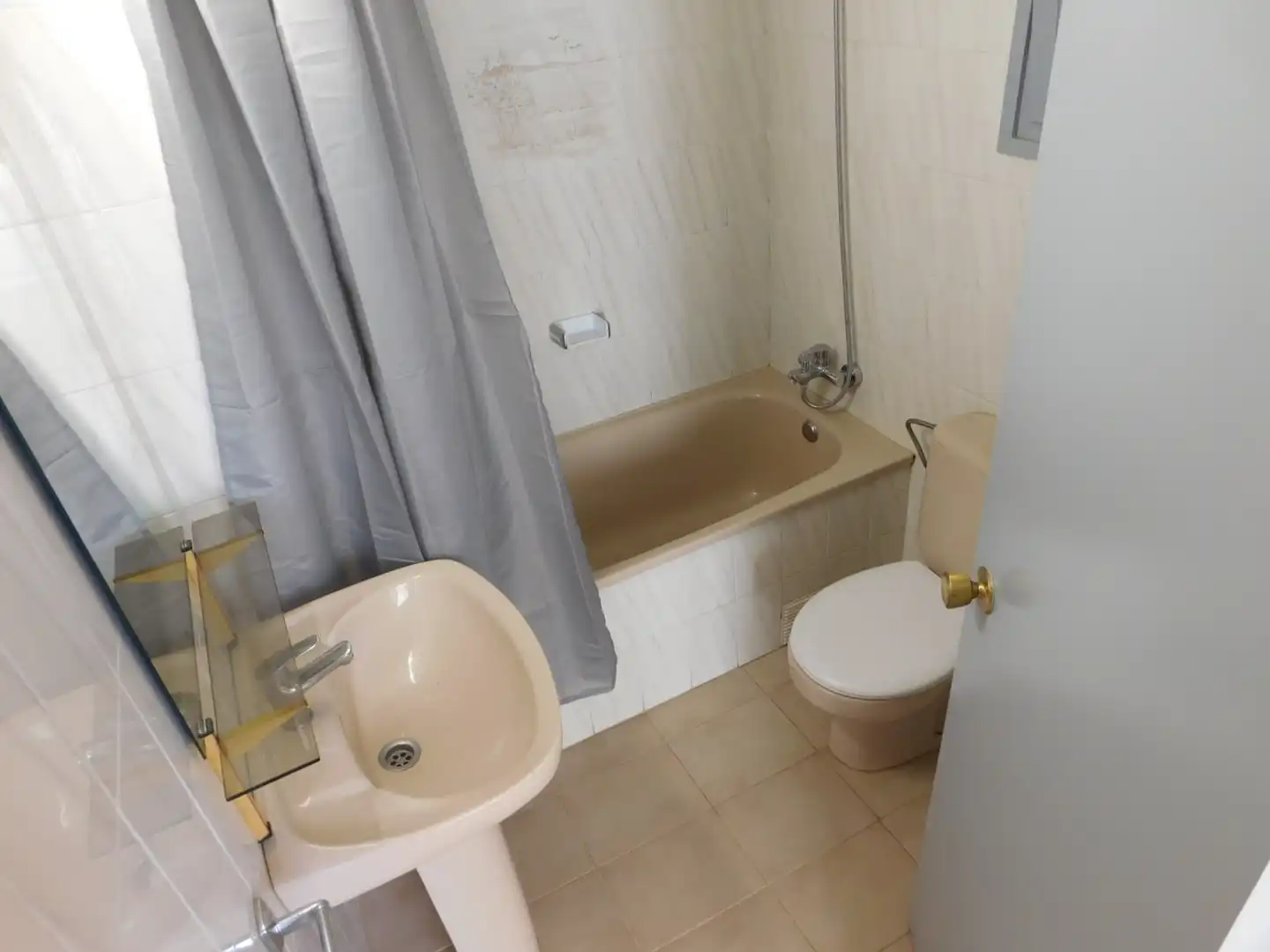 Baño de Estudio de alquiler en Roses con Amueblado, Horno y Lavadora