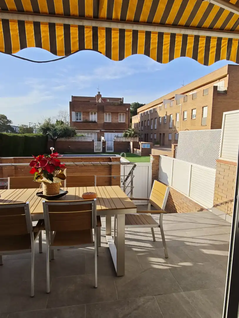 Terrasse von Einfamilien-Reihenhaus zum Verkauf in Cubelles mit Klimaanlage, Heizung und Privatgarten