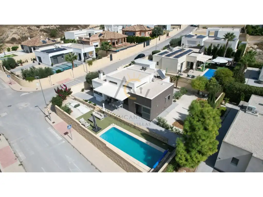 Xalet amb piscina en venda a Calle Garrofer Del
