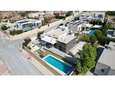 Detached house with pool for sale in Calle Garrofer Del