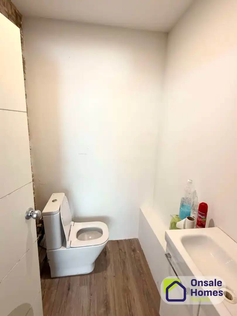 Bathroom of Commercial properties for transfer in Marbella  with Air Conditioner and Alarm