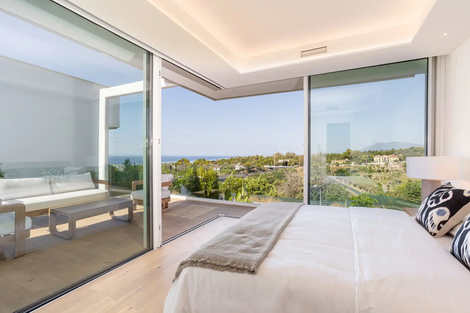 Dormitori de Casa o xalet en venda en Marbella amb Aire condicionat, Jardí privat i Terrassa