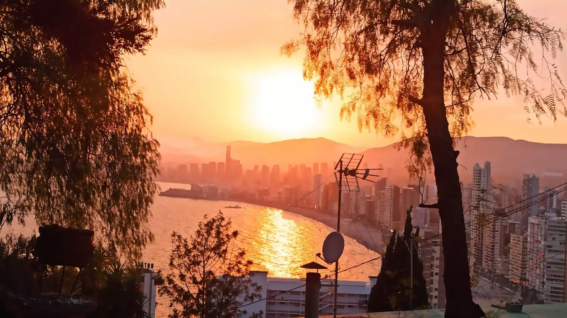 Außenansicht von Haus oder Chalet zum Verkauf in Benidorm mit Privatgarten, Terrasse und Abstellraum