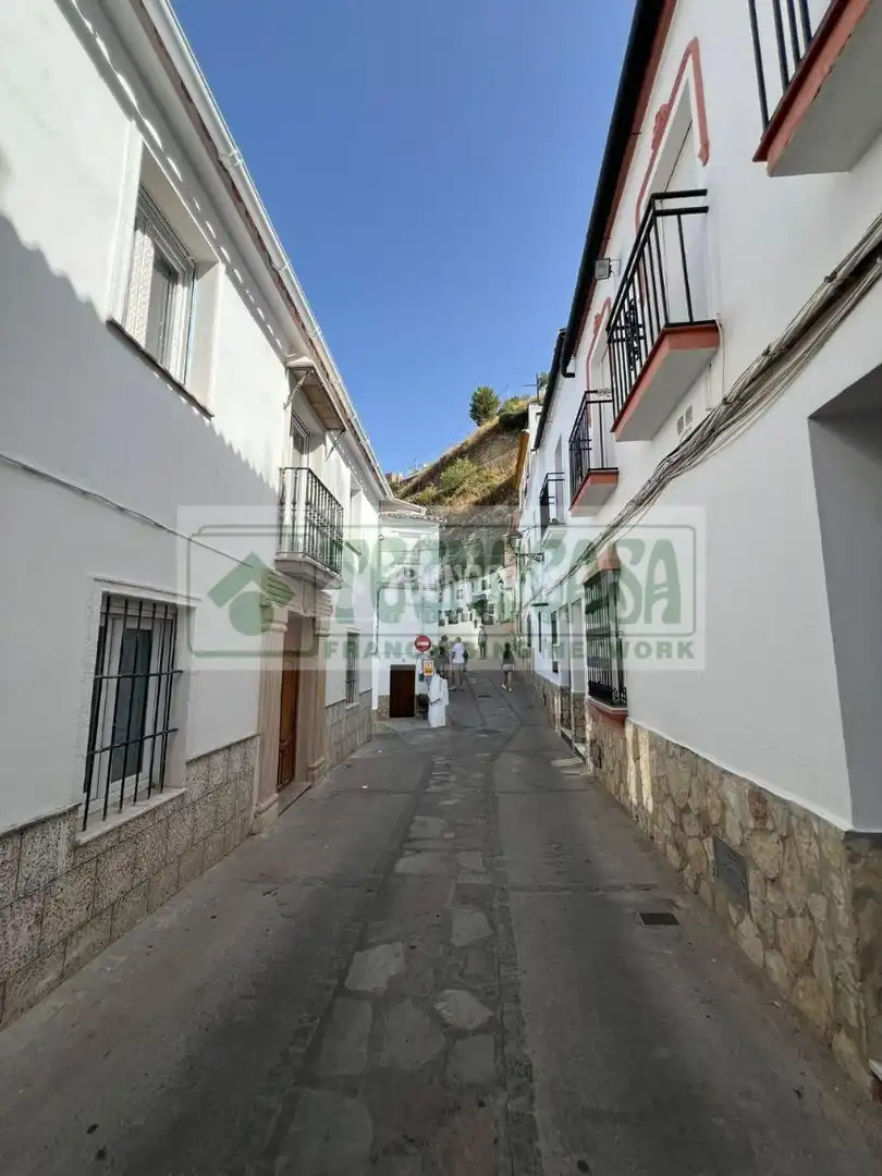 Außenansicht von Einfamilien-Reihenhaus zum Verkauf in Setenil de las Bodegas mit Heizung