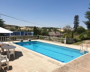 Piscina de Casa o xalet en venda en Cardeñadijo amb Jardí privat, Terrassa i Traster