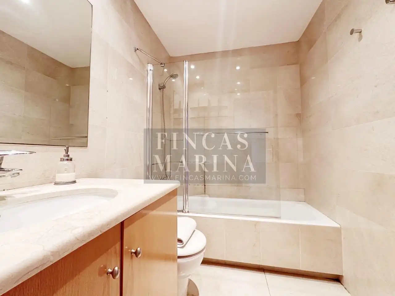 Badezimmer von Maisonette zum Verkauf in Gavà mit Klimaanlage, Heizung und Parkett