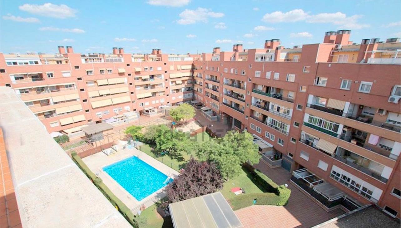 Exterior view of Flat for sale in Parla  with Heating, Terrace and Community pool