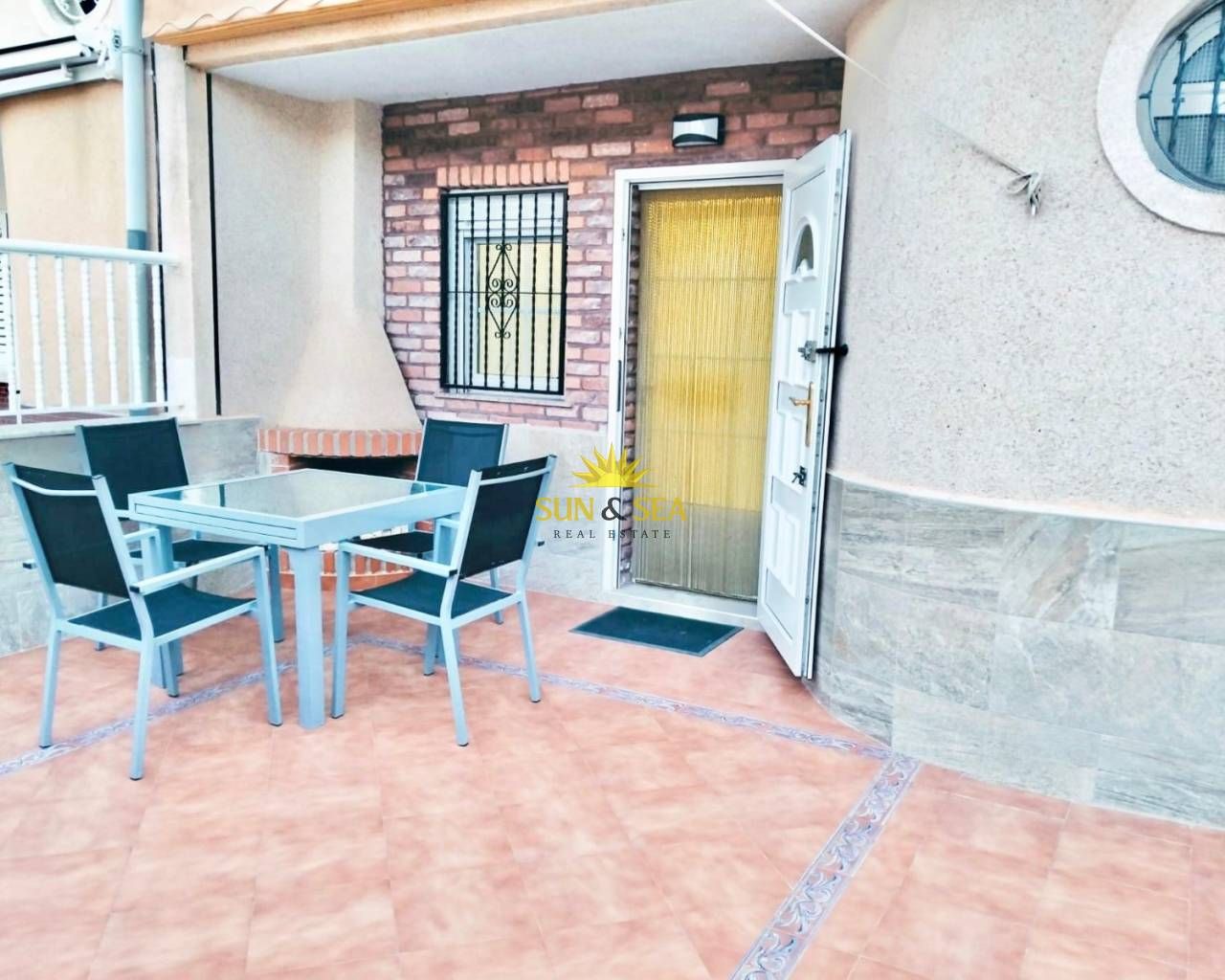 Vista exterior de Casa o xalet de lloguer en Torrevieja amb Aire condicionat, Calefacció i Terrassa