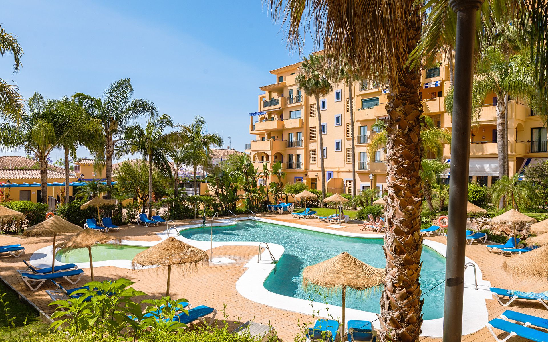 Vista exterior de Apartament en venda en Marbella amb Aire condicionat, Terrassa i Piscina