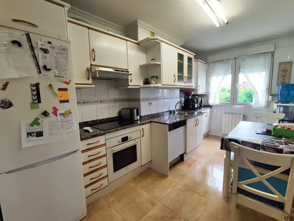 Cocina de Piso en venta en Gijón  con Calefacción, Trastero y Horno