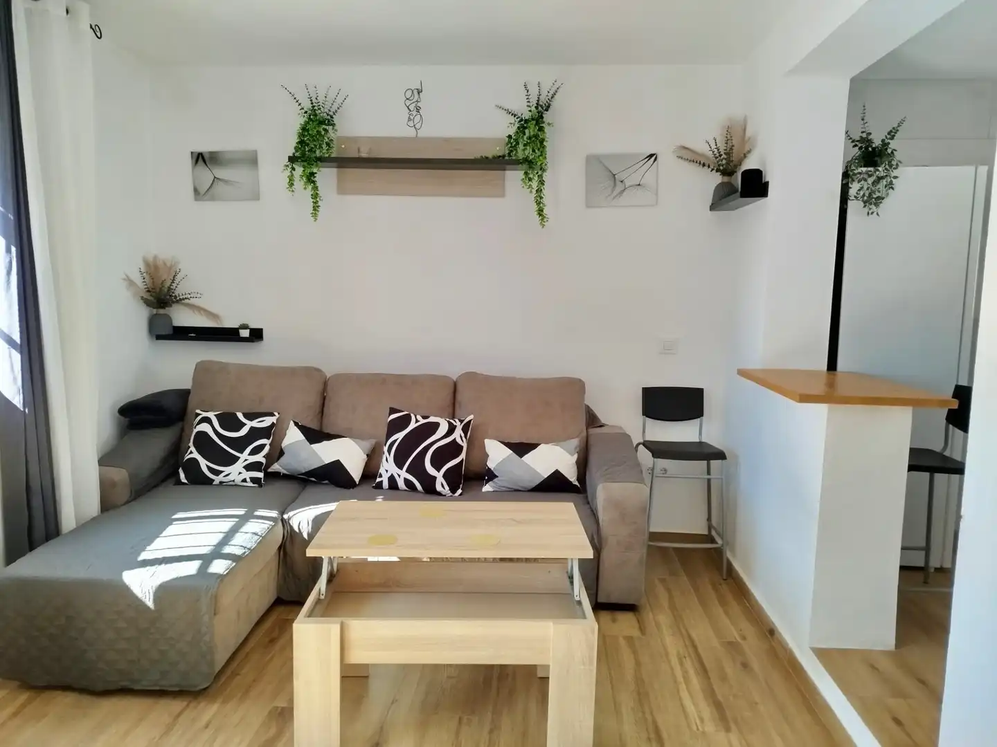 Sala d'estar de Apartament en venda en El Puerto de Santa María amb Aire condicionat i Moblat