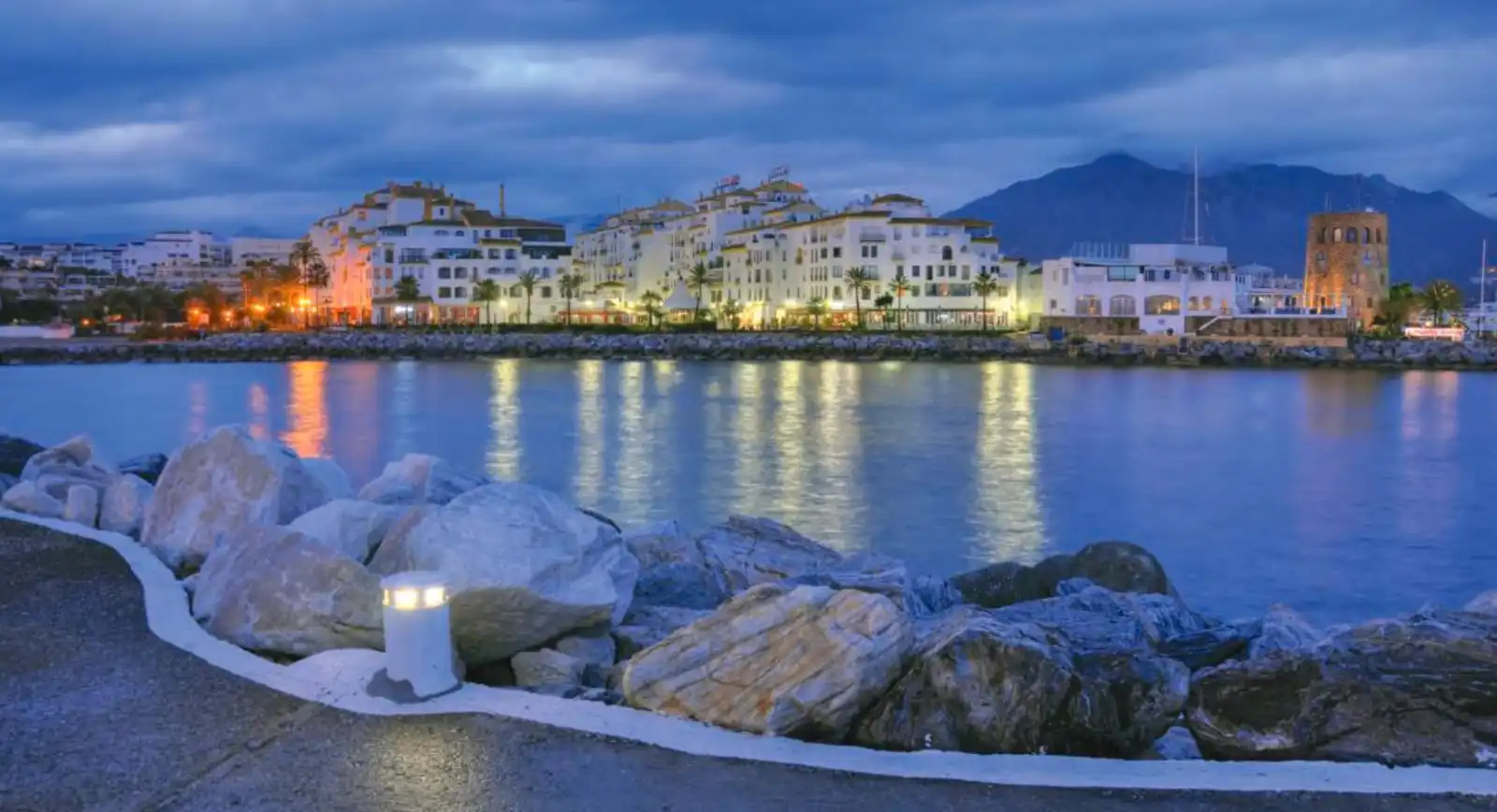 Vista exterior de Apartamento de alquiler en Estepona con Aire acondicionado, Calefacción y Terraza