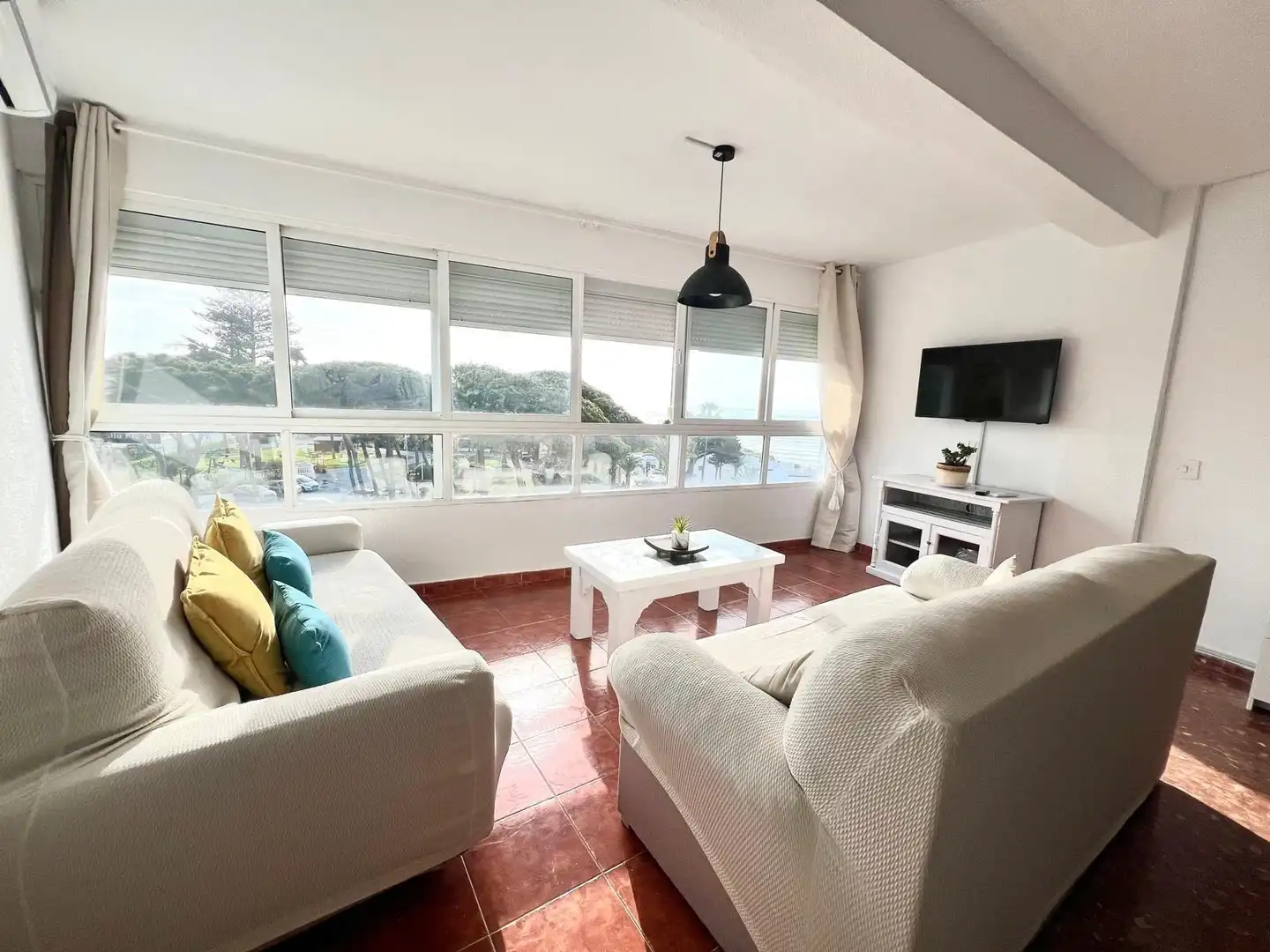 Sala d'estar de Apartament de lloguer en Mijas amb Jardí privat