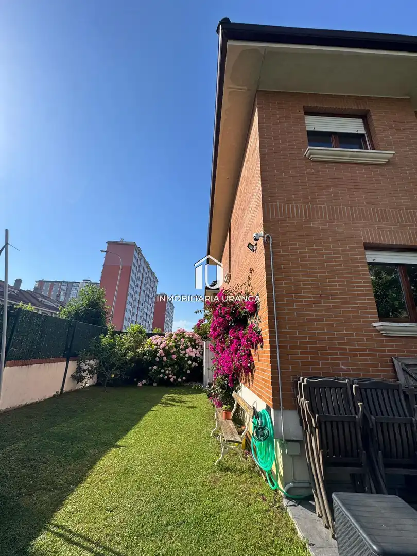 Vista exterior de Casa o xalet en venda en Laredo amb Calefacció, Jardí privat i Terrassa