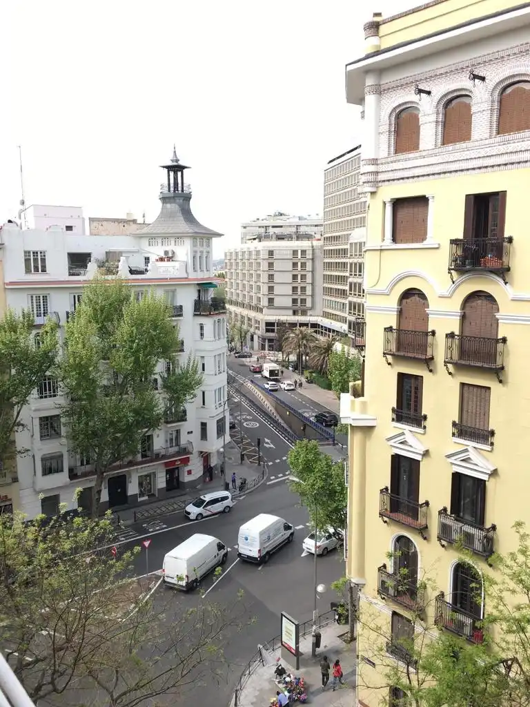 Außenansicht von Wohnung zur Miete in Madrid mit Klimaanlage, Heizung und Parkett