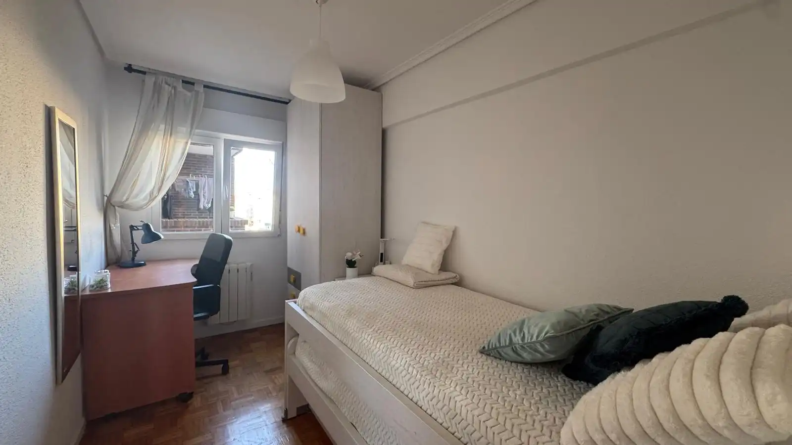 Schlafzimmer von Wohnung zur Miete in Santander mit Heizung, Parkett und Abstellraum