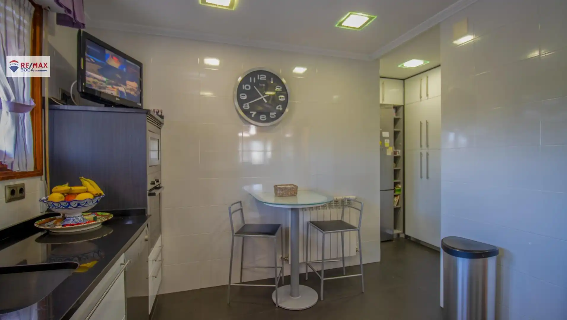 Cuina de Casa o xalet en venda en Oyón-Oion amb Aire condicionat, Jardí privat i Parquet