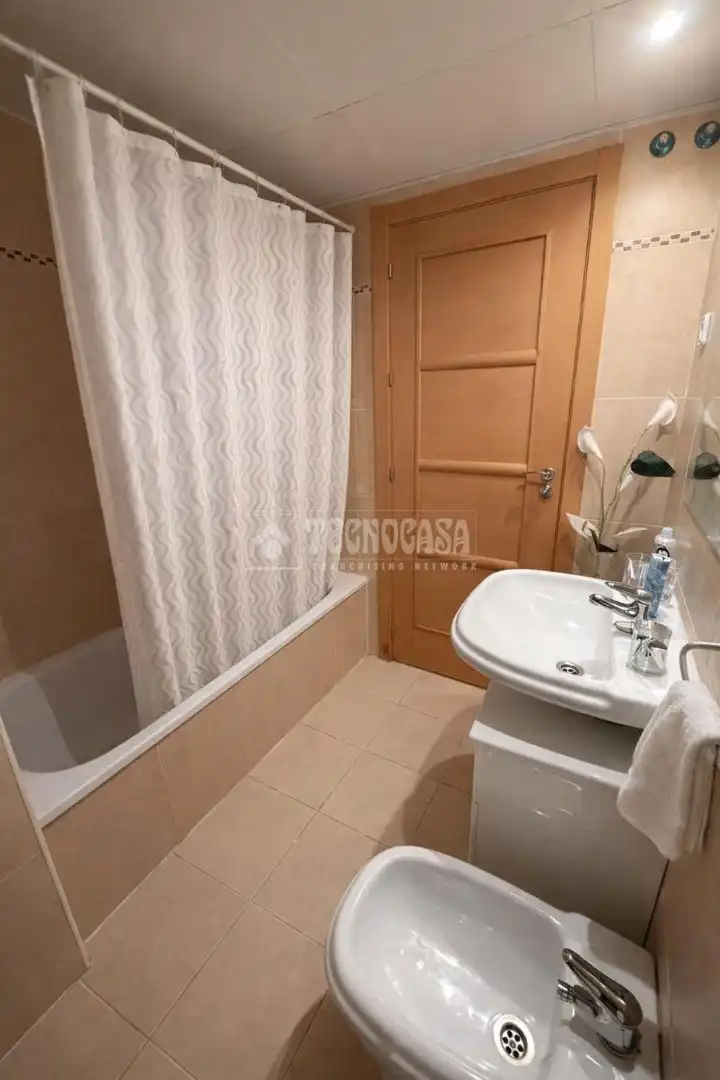 Baño de Piso en venta en Cedillo del Condado con Aire acondicionado, Terraza y Piscina