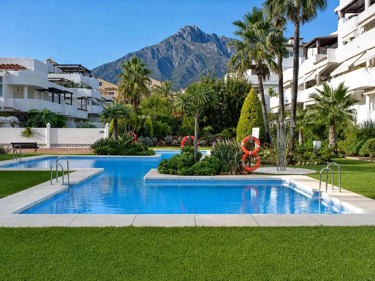 Vista exterior de Ático de alquiler en Marbella con Aire acondicionado, Terraza y Piscina