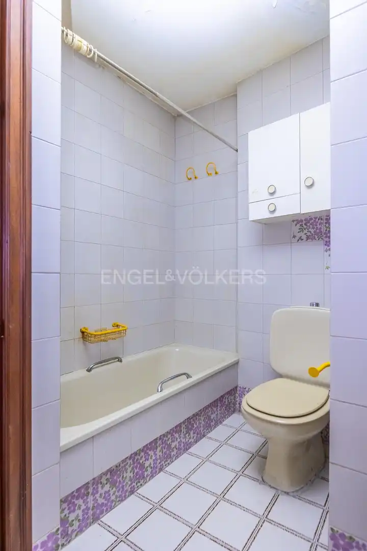 Bathroom of Flat for sale in Sevilla  with Air Conditioner and Heating