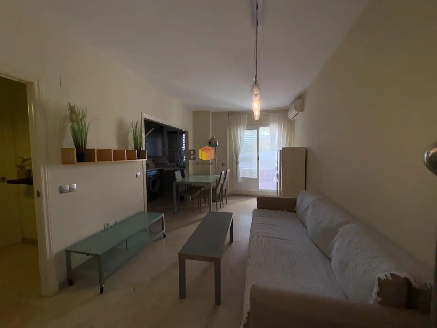 Sala d'estar de Apartament de lloguer en San Juan de Aznalfarache amb Aire condicionat, Terrassa i Moblat